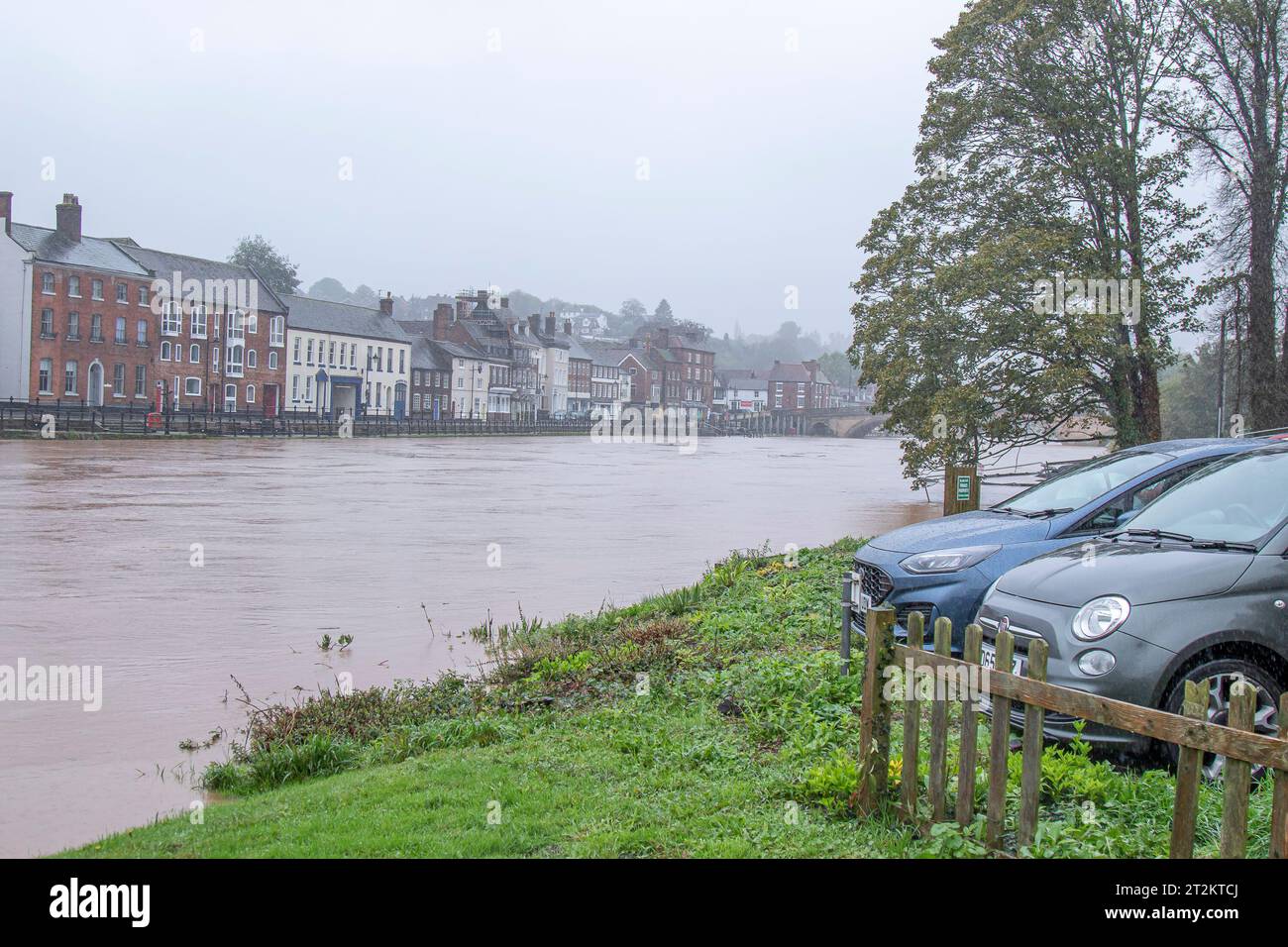 Bewdley, Regno Unito. 20 ottobre 2023. Meteo del Regno Unito: La tempesta Babet causa gravi inondazioni attraverso le Midlands. Il fiume Severn a Bewdley è vicino alle inondazioni, dato che i lavoratori dell'Agenzia per l'ambiente si sono impegnati ad installare le difese delle inondazioni. Credito: Lee Hudson/Alamy Live News Foto Stock