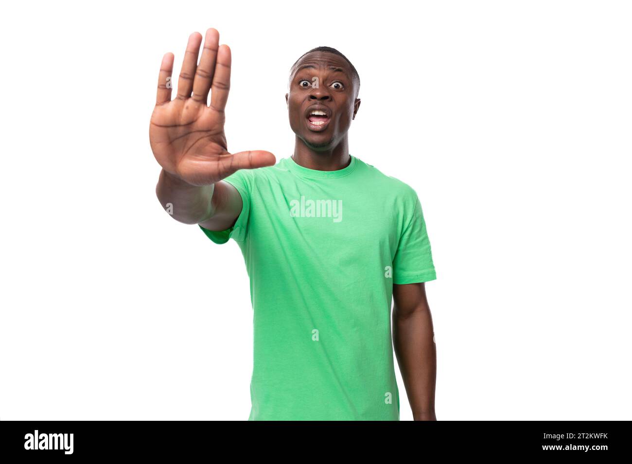 l'americano ha sorpreso un bruna con un taglio di capelli corto vestito con una t-shirt verde chiaro dice di fermarsi Foto Stock