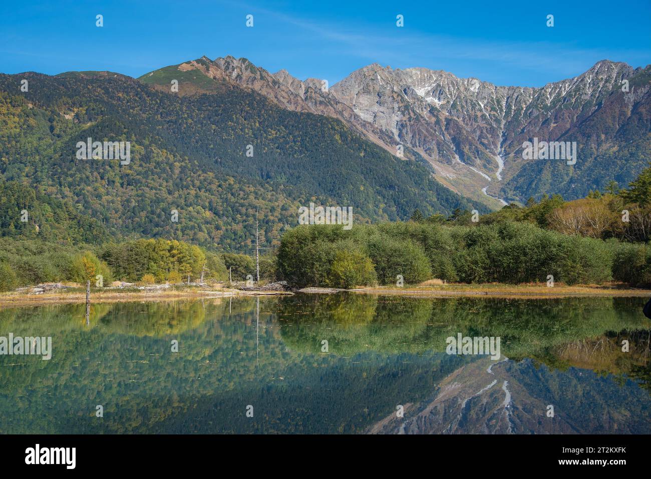 Kamikochi autunno paesaggio montano riflesso nel lago Foto Stock