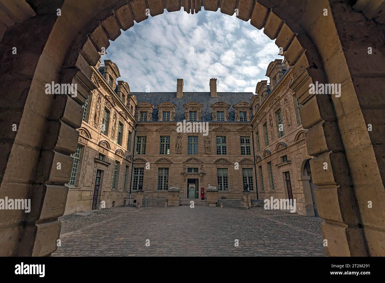 Hotel de Sully a Parigi, vista sul cortile, costruito nel 1625, Parigi, Francia Foto Stock