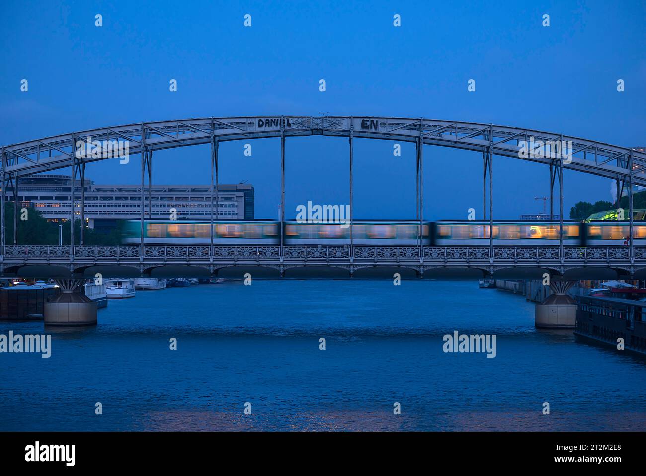 Vista serale del Viaduc d'Austerlitz con la metropolitana mobile, Parigi, Francia Foto Stock