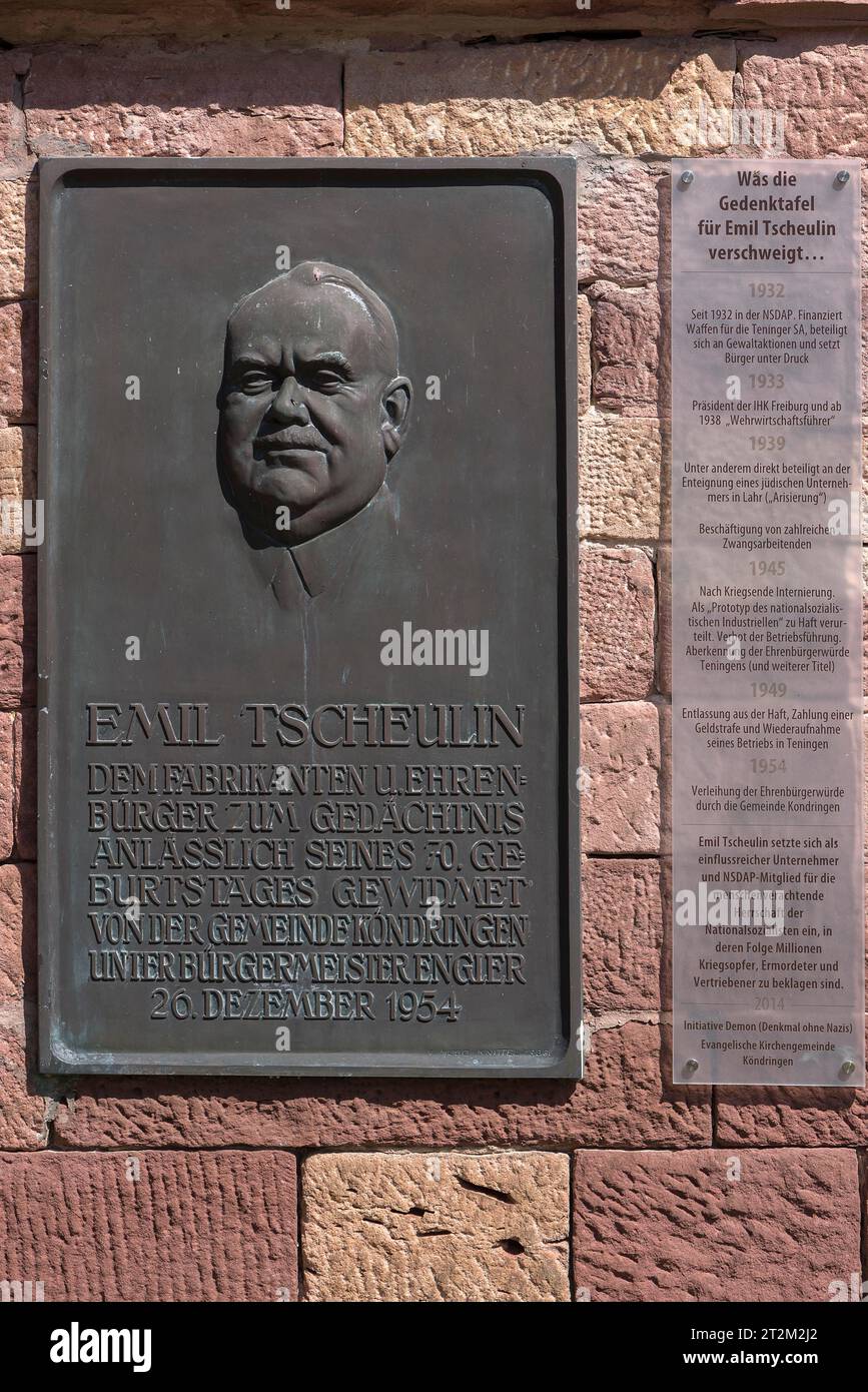 Targa commemorativa di un proprietario di fabbrica con un passato inglorioso, targa a destra, Koendringen, Baden-Wuerttemberg, Germania Foto Stock