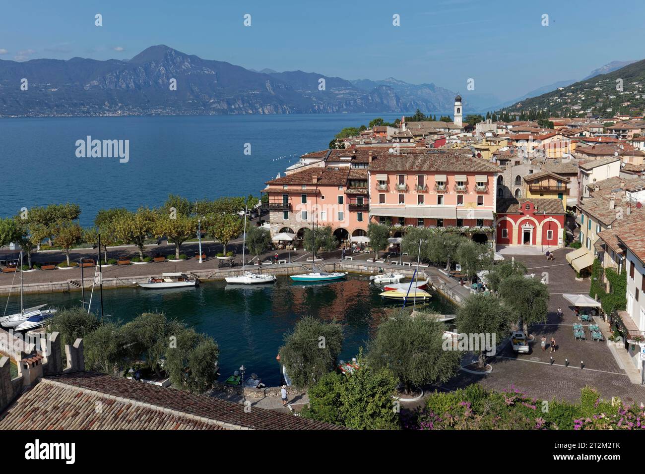 Torri del Benaco, porticciolo, Hotel Gardesana e Piazza Calderini, vista dal Castello Scaligero, sponda orientale del Lago di Garda, provincia di Verona, Italia Foto Stock