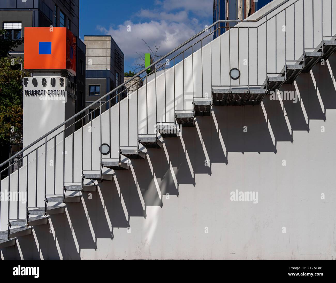 Focus Teleport Alt-Moabit, fuga antincendio di fronte al muro bianco, Berlino, Germania Foto Stock