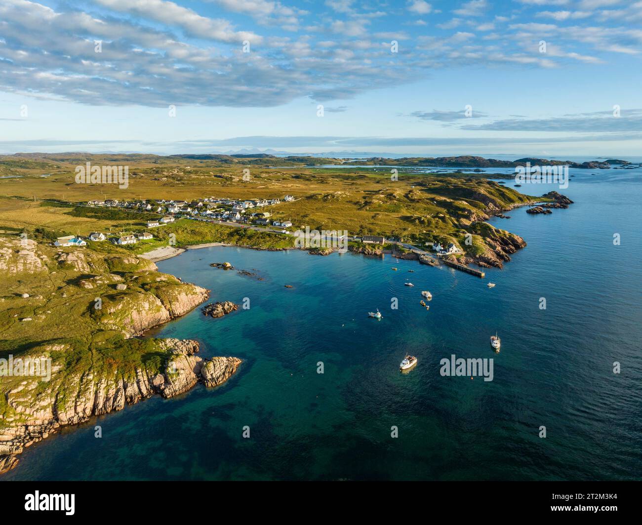 Vista aerea del villaggio di pescatori di Fionnphort con spiaggia balneabile e molo dei traghetti, Ross of Mull, Isola di Mull, Argyll e Bute, Scozia, Uniti Foto Stock
