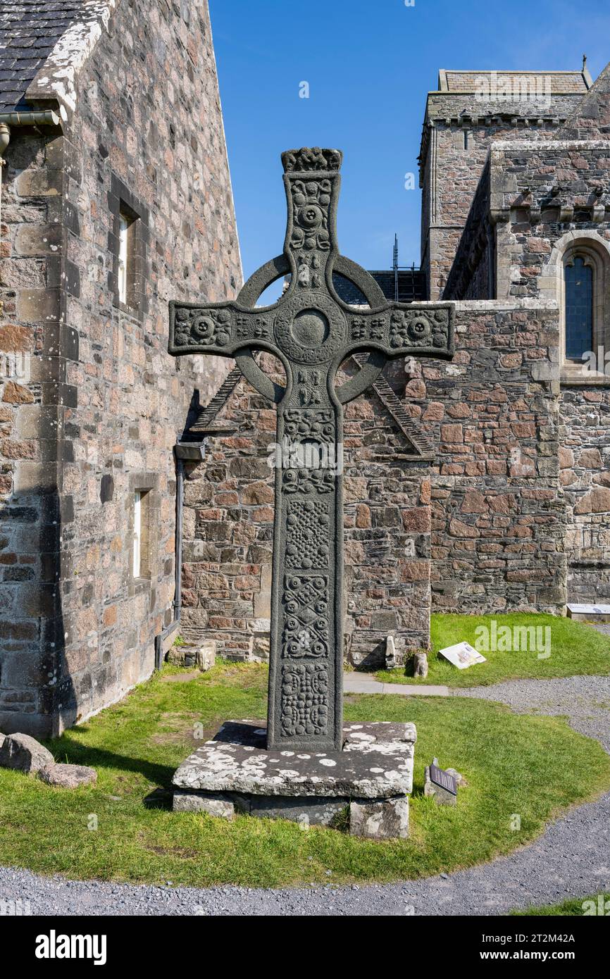 L'abbazia cristiana di Iona, meta di pellegrinaggio, il monastero di Iona con la croce celtica ricostruita di St Johns sull'isola scozzese delle Ebridi Foto Stock