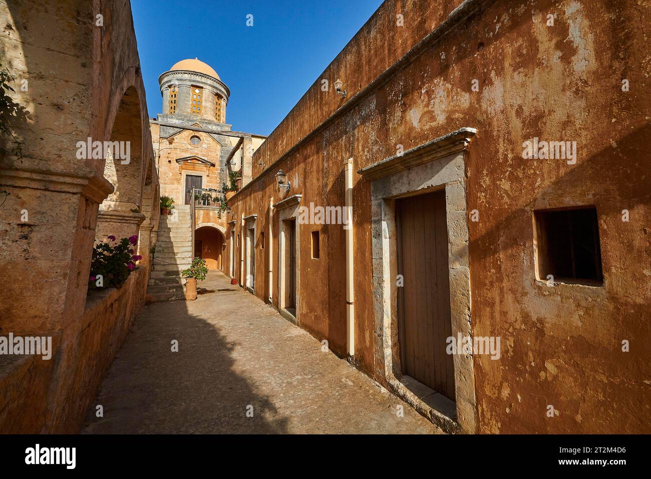 Agia Triada, monastero ortodosso, grandangolo, navata, celle monache, archi, cupola, chiesa, cielo blu, penisola di Akrotiri, bagna Creta, Proviz Chania Foto Stock