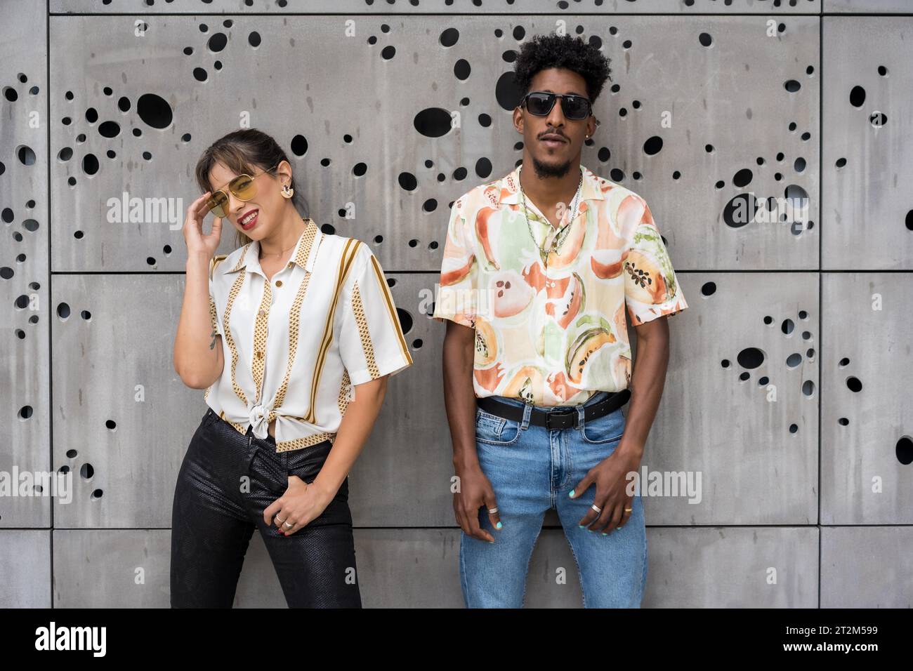 Due giovani multietnici alla moda che fingono per strada Foto Stock