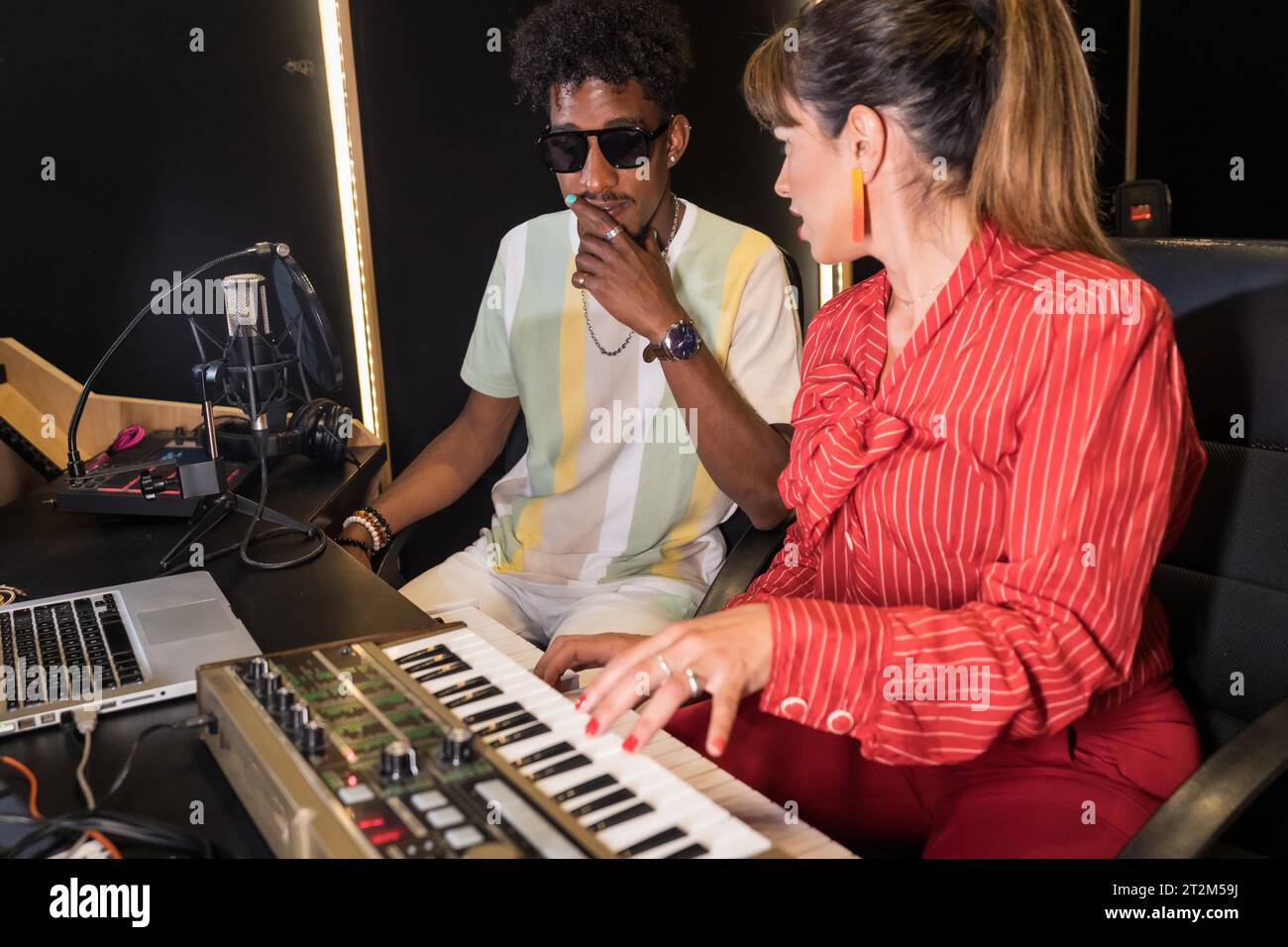 Artisti musicali multietnici che lavorano in un nuovo album in studio Foto Stock