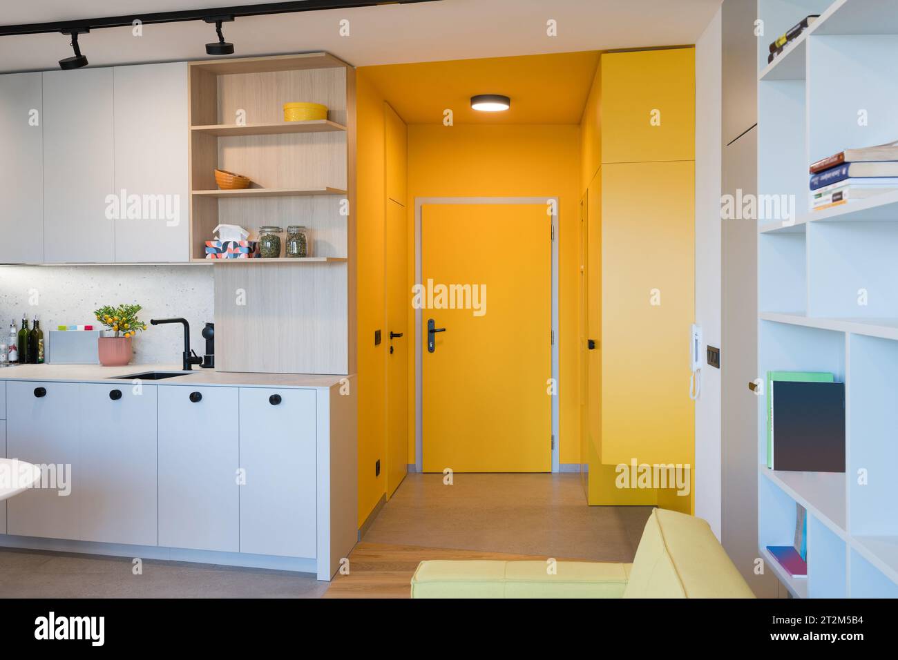 Corridoio giallo di un piccolo appartamento urbano Foto Stock