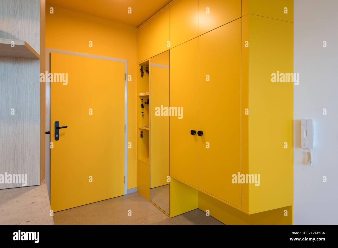 Corridoio giallo di un piccolo appartamento urbano Foto Stock