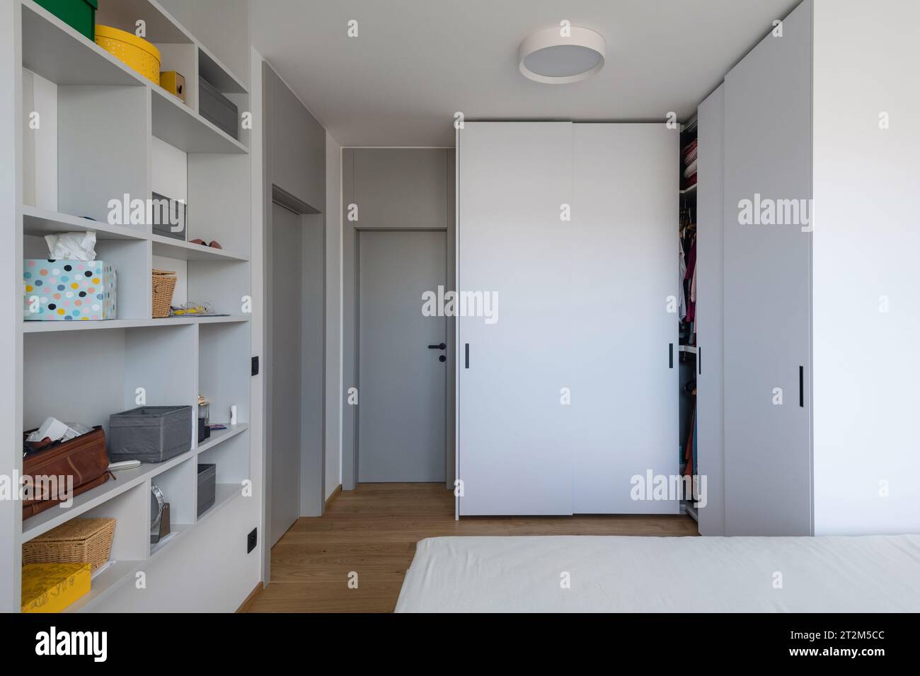 Armadio a muro grigio camera da letto di un piccolo appartamento urbano Foto Stock