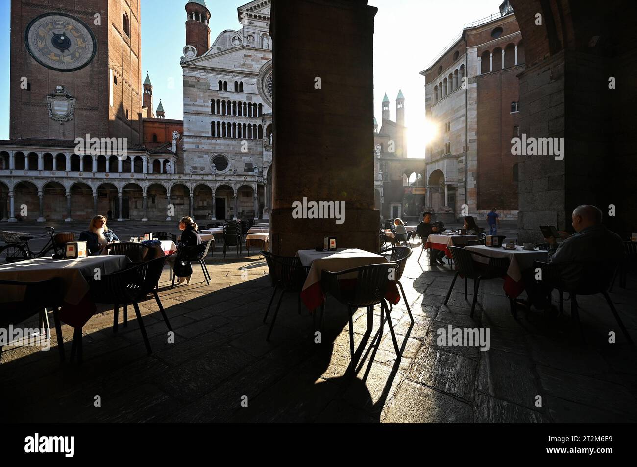 Strassencaf an der Piazza del comune, Cremona, Lombardei, Italien Foto Stock