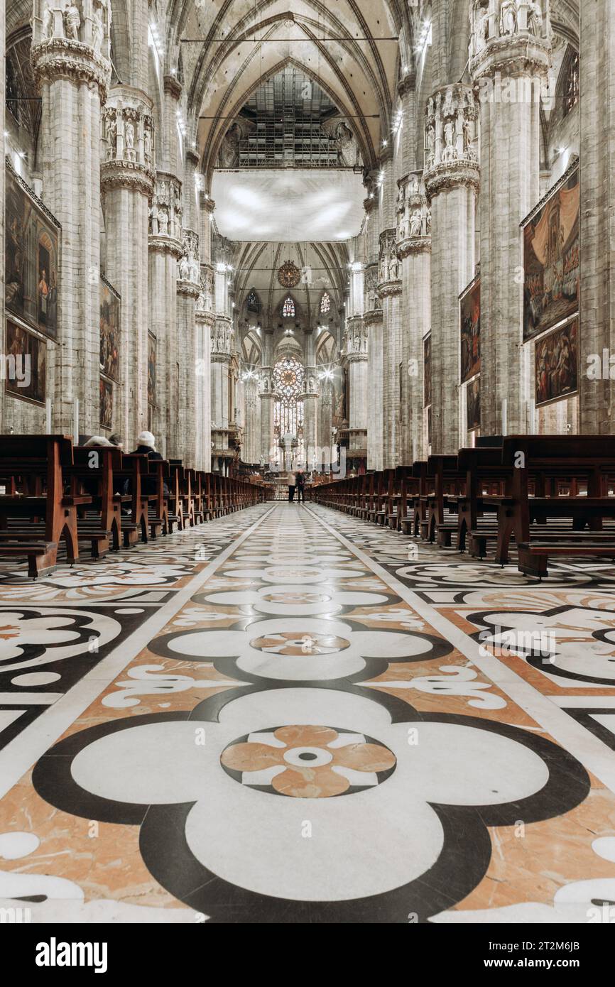 Vista insolita del famoso Duomo, la cattedrale di Milano, conosciuta anche come Basilica della Natività di Santa Maria, in Lombardia, Italia, Europa Foto Stock