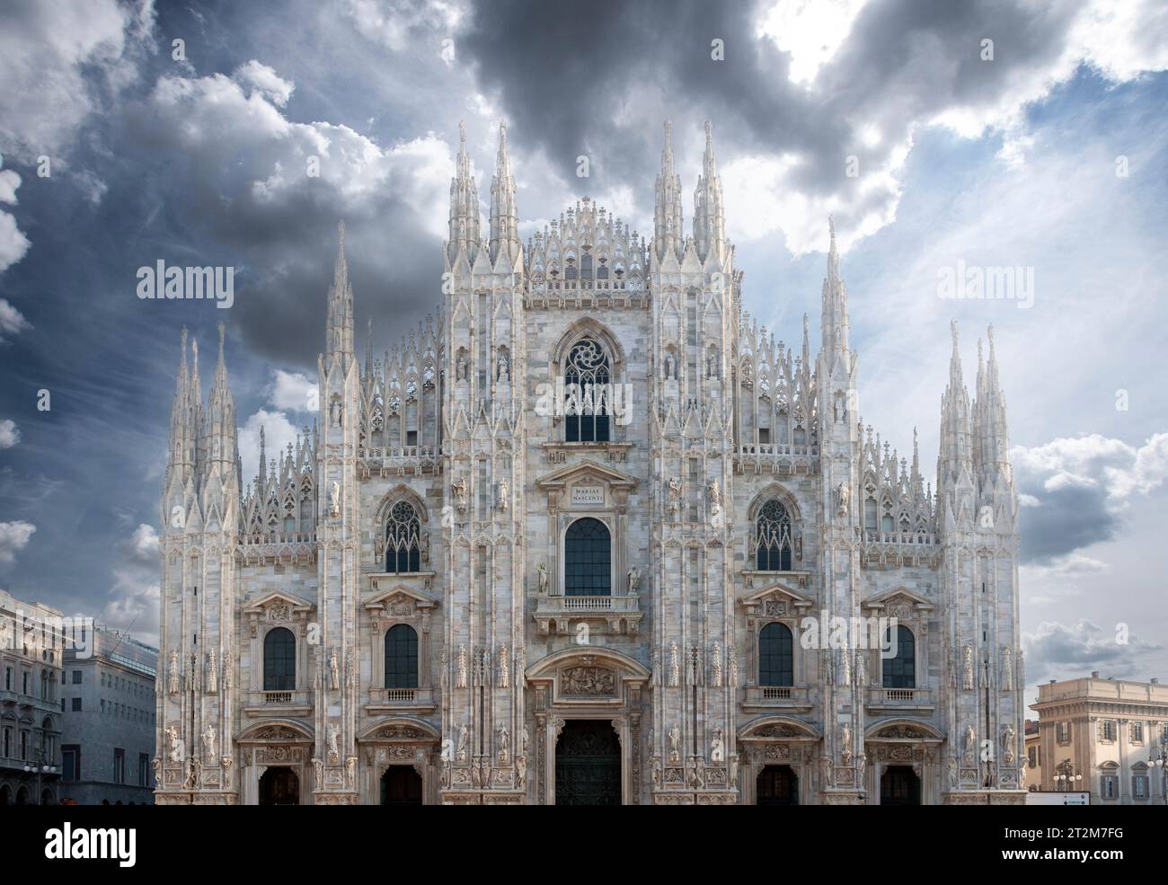 Duomo di Milano, la splendida cattedrale di Milano, Italia, conosciuta anche come Basilica della Natività di Santa Maria, durante una giornata con nuvole scure. Foto Stock