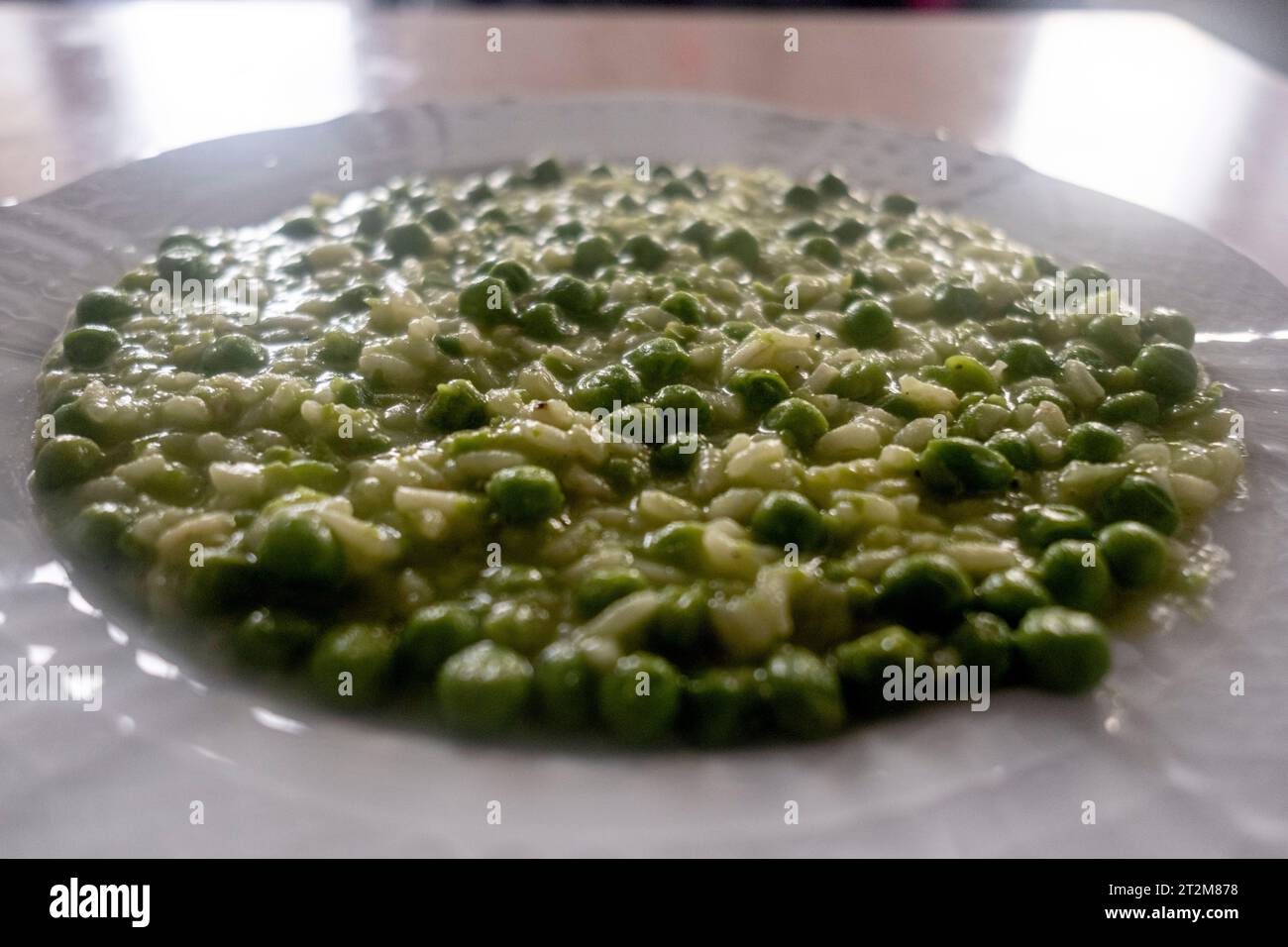 Piatto tipico della cucina tradizionale veneziana, riso e piselli "risi e bisi" in dialetto veneziano Foto Stock