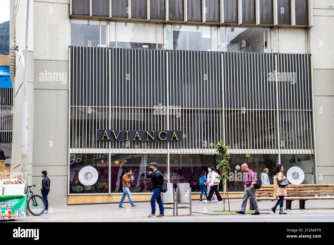 Bogotà, Colombia - 19 ottobre 2023. L'edificio di Avianca e la famosa Seventh Avenue nel centro di Bogotà. Foto Stock