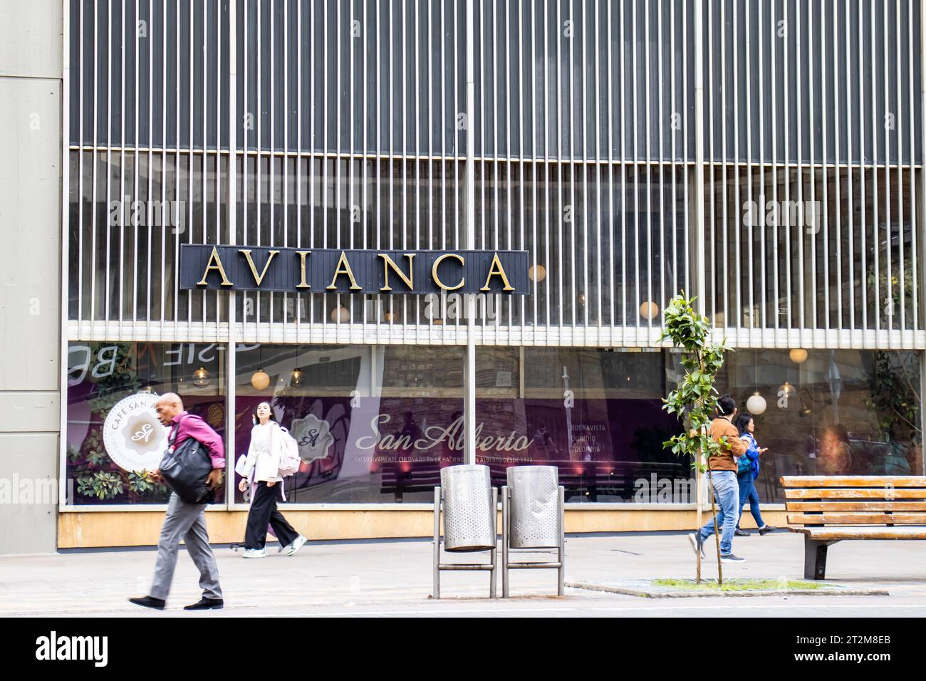 Bogotà, Colombia - 19 ottobre 2023. L'edificio di Avianca e la famosa Seventh Avenue nel centro di Bogotà. Foto Stock