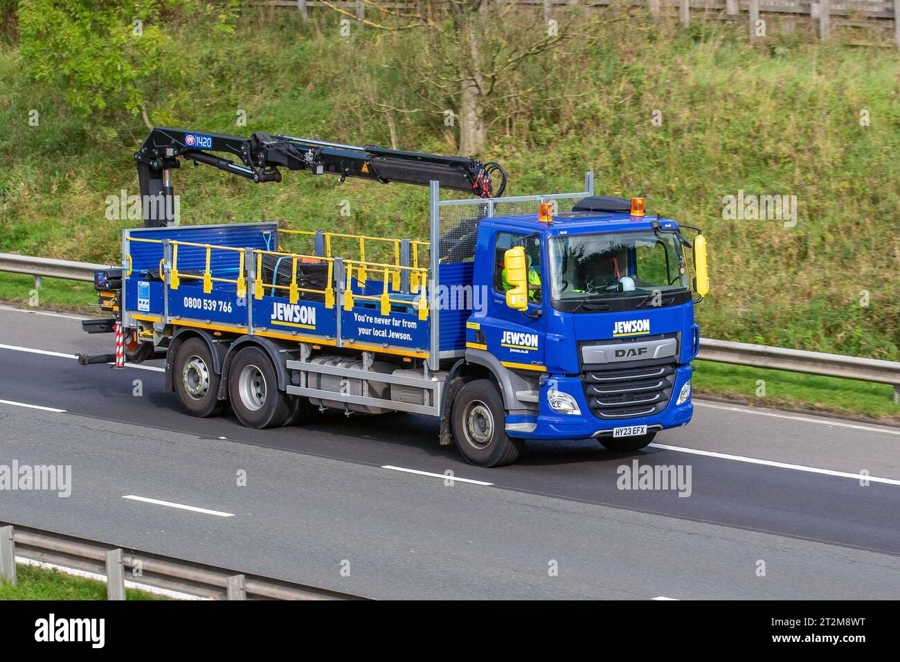 I costruttori di Jewson Ltd forniscono il veicolo DAF CF con Hiab con consegna diretta; viaggia a velocità sostenuta sull'autostrada M6 a Greater Manchester, Regno Unito Foto Stock