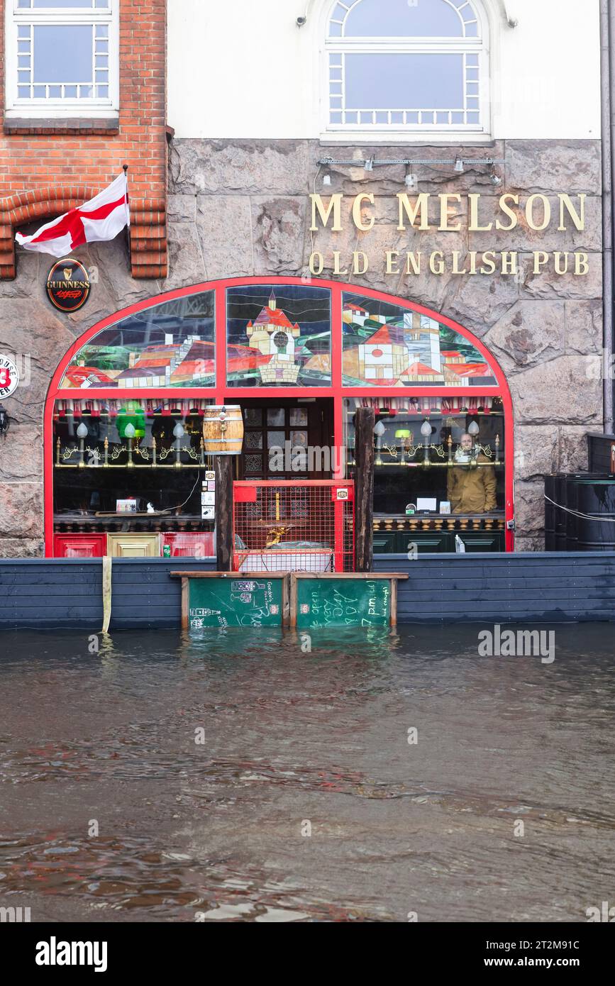 Flensburg, Germania. 20 ottobre 2023. L'acqua minaccia di entrare in un bar nel centro della città. Una potente tempesta spinge le acque del Mar Baltico a riva e provoca inondazioni nello Schleswig-Holstein. A Flensburg, potrebbe essere la più alta ondata di tempesta degli ultimi 100 anni. Crediti: Frank Molter/dpa/Alamy Live News Foto Stock