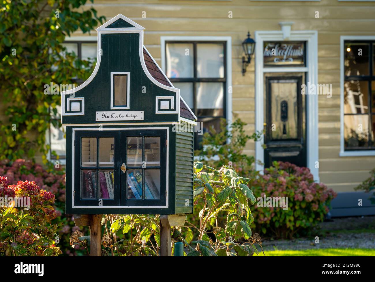 Zaandam, Paesi Bassi, 15.10.2023, biblioteca di strada gratuita con libri da prendere in prestito o scambiare a forma di tradizionale casa di legno olandese Foto Stock