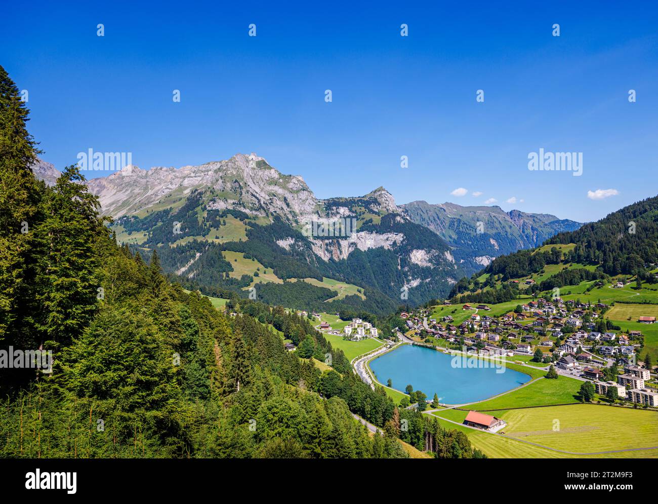 Vista del lago Eugenisee nella località di Engelberg, Svizzera centrale, vista dalla cabinovia Titlis Xpress fino al monte Titlis sopra il villaggio Foto Stock