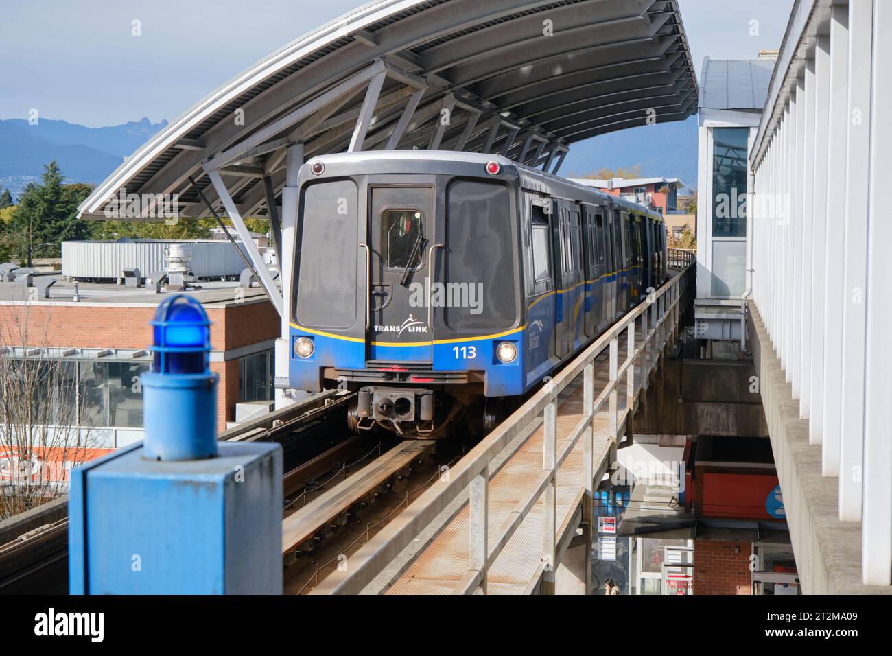 Skytrain entrando nella stazione commerciale di Broadway sullo Skytrain di Vancouver Foto Stock