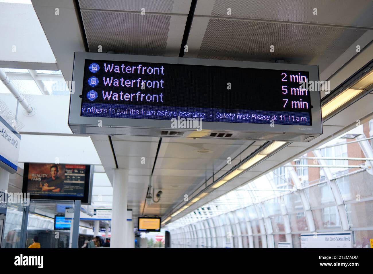Scheda a matrice di punti skytrain che annuncia la prossima partenza per Waterfront con servizio ad alta frequenza Foto Stock