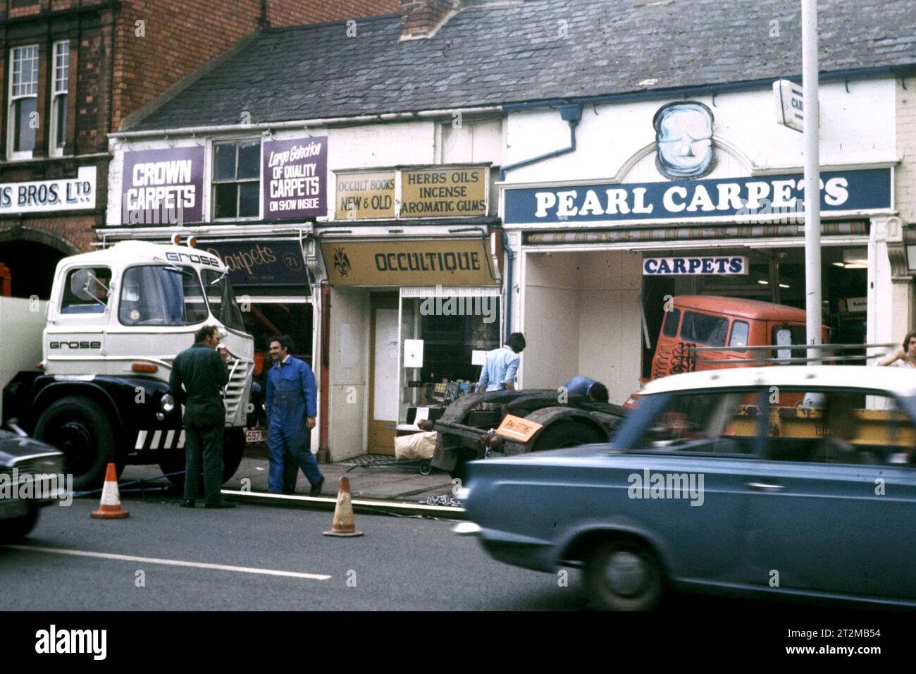 Un camion si schiantò in un negozio sulla Kettering Road nel 1974 Foto Stock