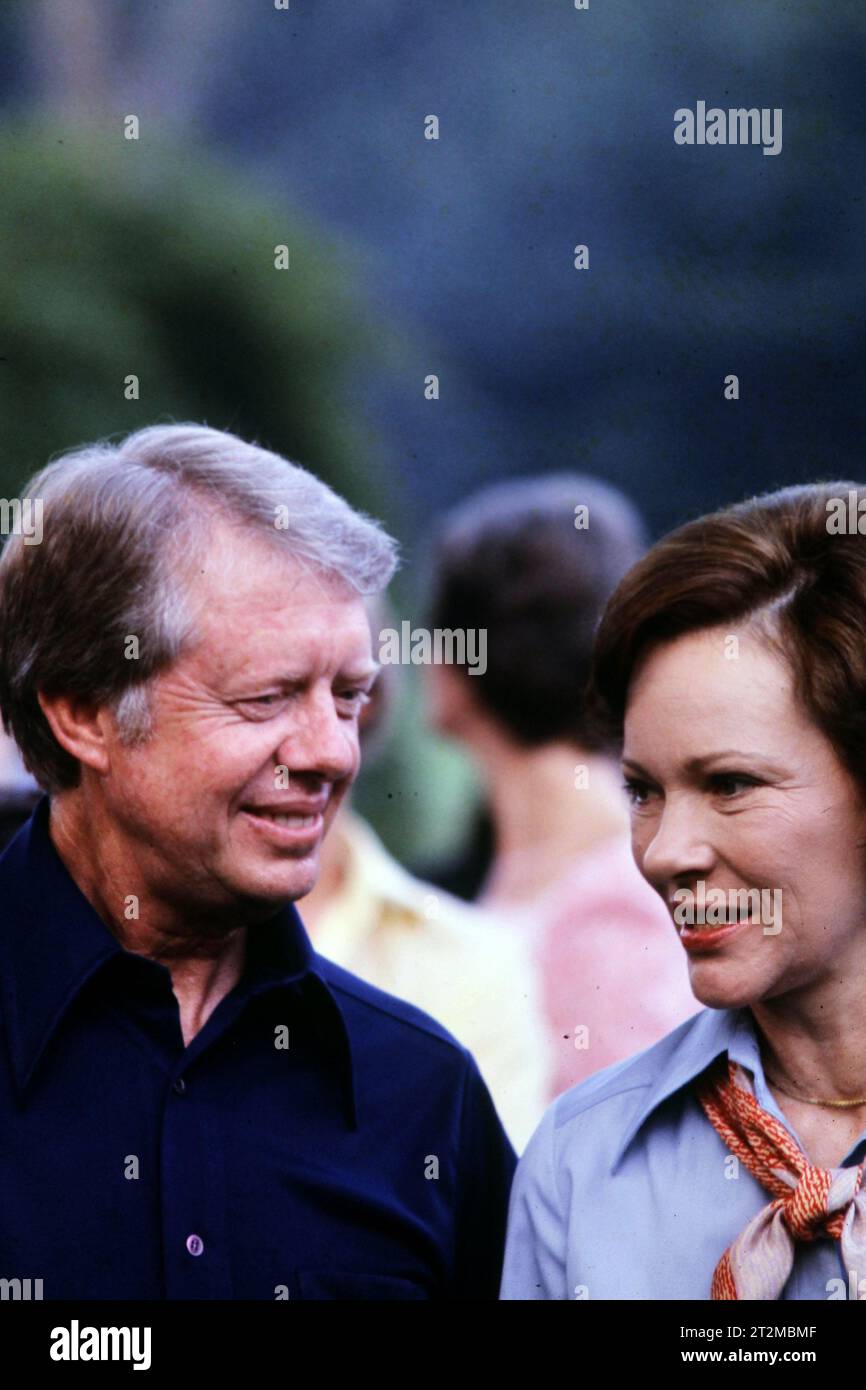Il presidente Carter e la First Lady Rosalynn Carter al Congressional picnic sul Suth Lawn della Casa Bianca nel luglio 1977 foto di Dennis Brack BB89B Foto Stock
