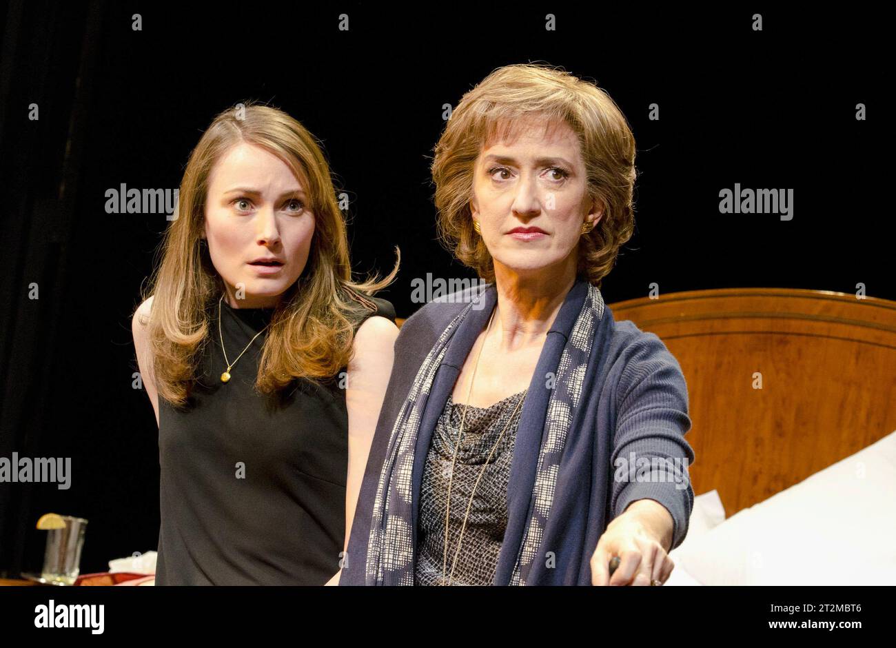 l-r: Anna Madeley (Suzanna), Haydn Gwynne (Susan) in BECKY SHAW di Gina Gionfriddo all'Almeida Theatre, Londra N1 20/01/2011 design: Jonathan Fensom illuminazione: Tim Mitchell regista: Peter DuBois Foto Stock
