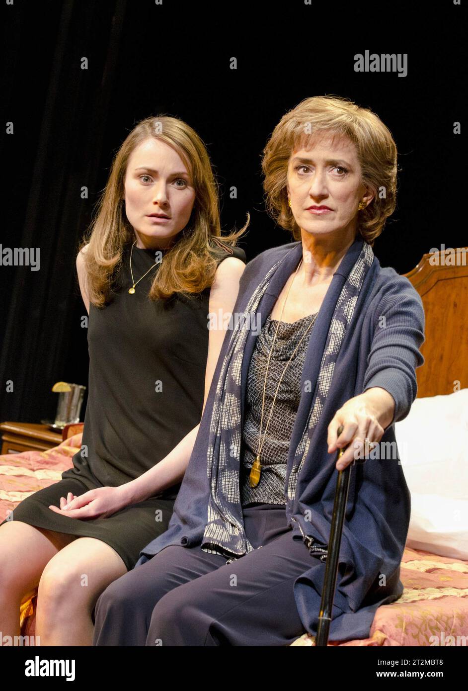 l-r: Anna Madeley (Suzanna), Haydn Gwynne (Susan) in BECKY SHAW di Gina Gionfriddo all'Almeida Theatre, Londra N1 20/01/2011 design: Jonathan Fensom illuminazione: Tim Mitchell regista: Peter DuBois Foto Stock