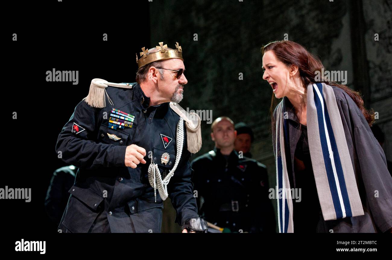 Kevin Spacey (Richard, duca di Gloucester), Haydn Gwynne (regina Elisabetta) in RICHARD III di Shakespeare all'Old Vic Theatre, Londra SE1 29/06/2011 scenografia: Tom Piper costumi: Catherine Zuber illuminazione: Paul Pyant regista: Sam Mendes Foto Stock