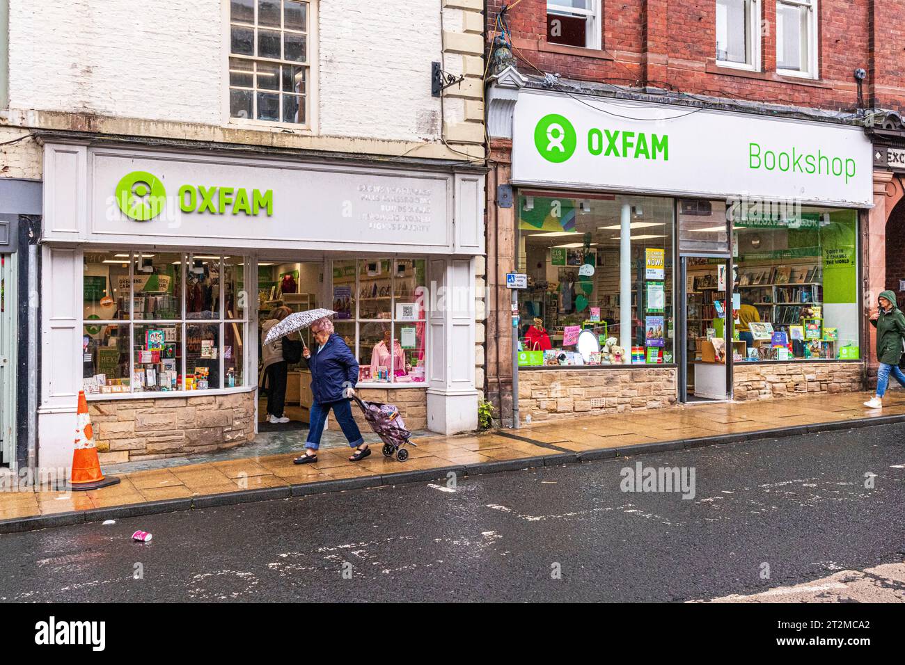 Una giornata umida presso il negozio Oxfam a Battle Hill, Hexham, Northumberland, Inghilterra, Regno Unito Foto Stock