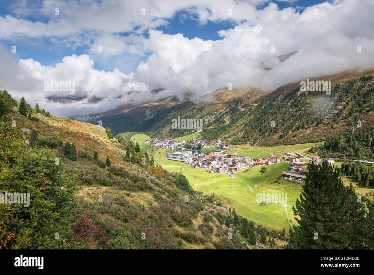 Sole e nuvole gonfie sulle montagne sopra Obergurgl nelle Alpi di Ötztal a fine estate, Tirolo, Austria Foto Stock