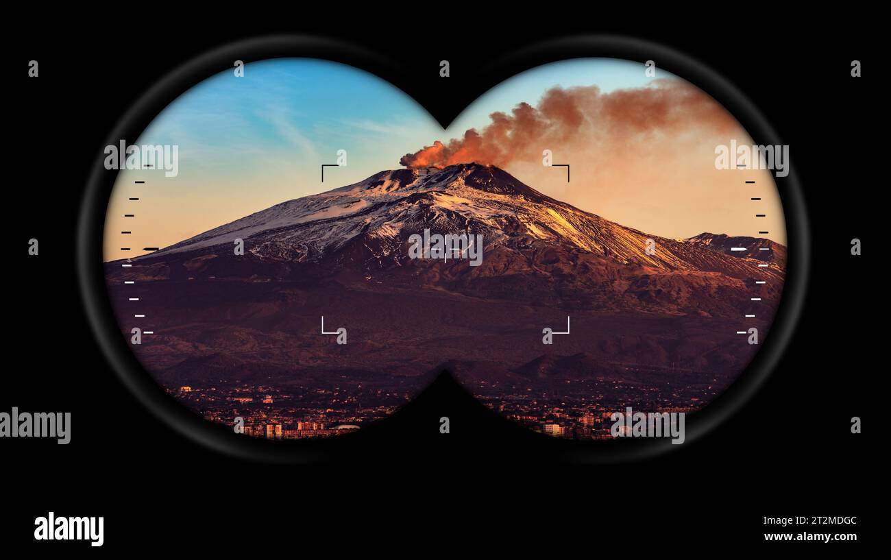 Punto di vista del binocolo con il vulcano Etna con fumo all'alba, paesaggio urbano di Catania, isola della Sicilia, Italia, Europa. Foto Stock