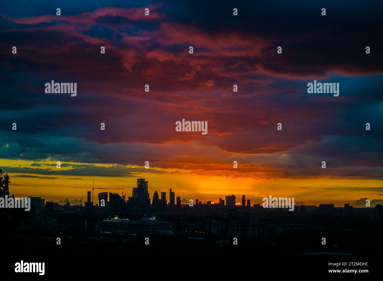 Il sole tramonta sul quartiere commerciale Docklands di Londra, in Inghilterra Foto Stock