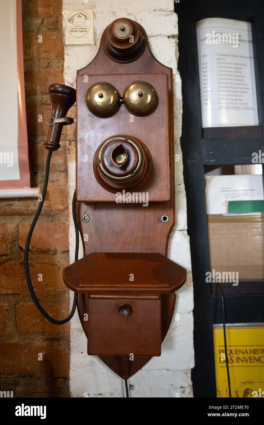 Petropolis, RJ, Brasile. Telefono da parete vintage in mostra al Centro Cultural Nogueira, un piccolo museo in un piccolo quartiere di Petropolis Foto Stock