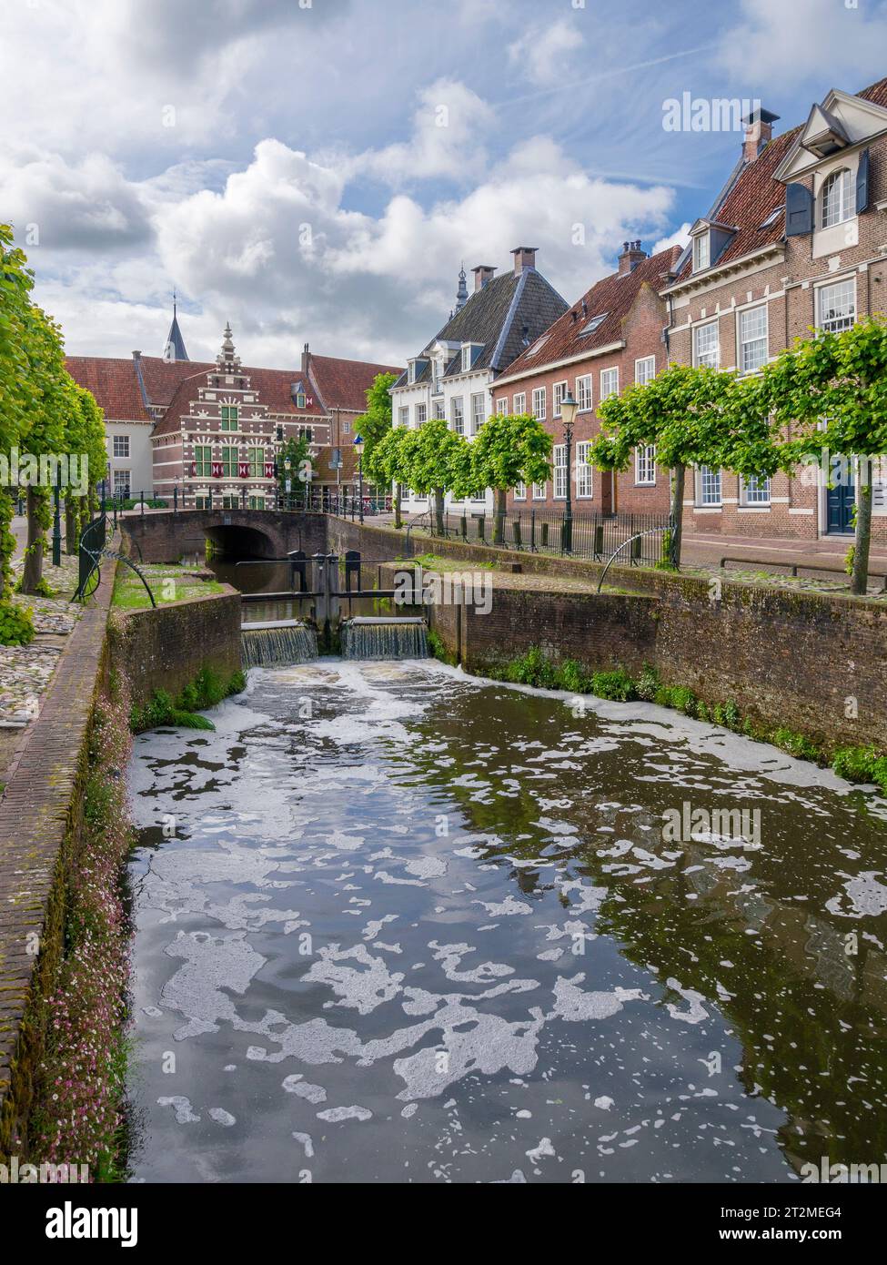 Un cancello sul fiume EEM nel centro della storica città di Amersfoort, Paesi Bassi, Europa. Foto Stock