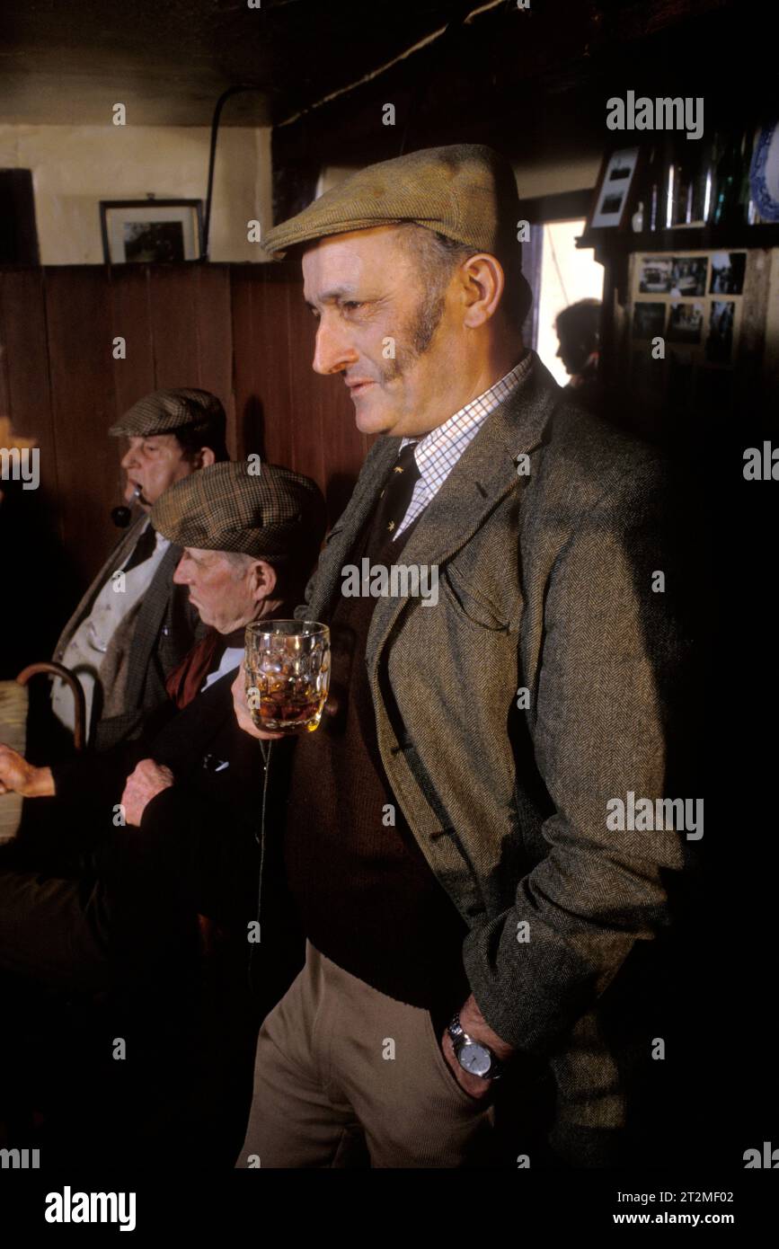 Contadini e contadini si riuniscono al Kings Head, conosciuto anche come il pub Low House, a Laxfield, Suffolk, Regno Unito. La narrazione tradizionale, la recitazione di poesie e canzoni di musica popolare vengono eseguite in modo informale ogni domenica mattina. Tony Harvey, che coltivava 2.000 acri a Tannington Old Hall, Suffolk. Possedeva anche il Kings Head. E' morto nel 2007. Laxfield, Suffolk, Inghilterra circa 1985. Foto Stock