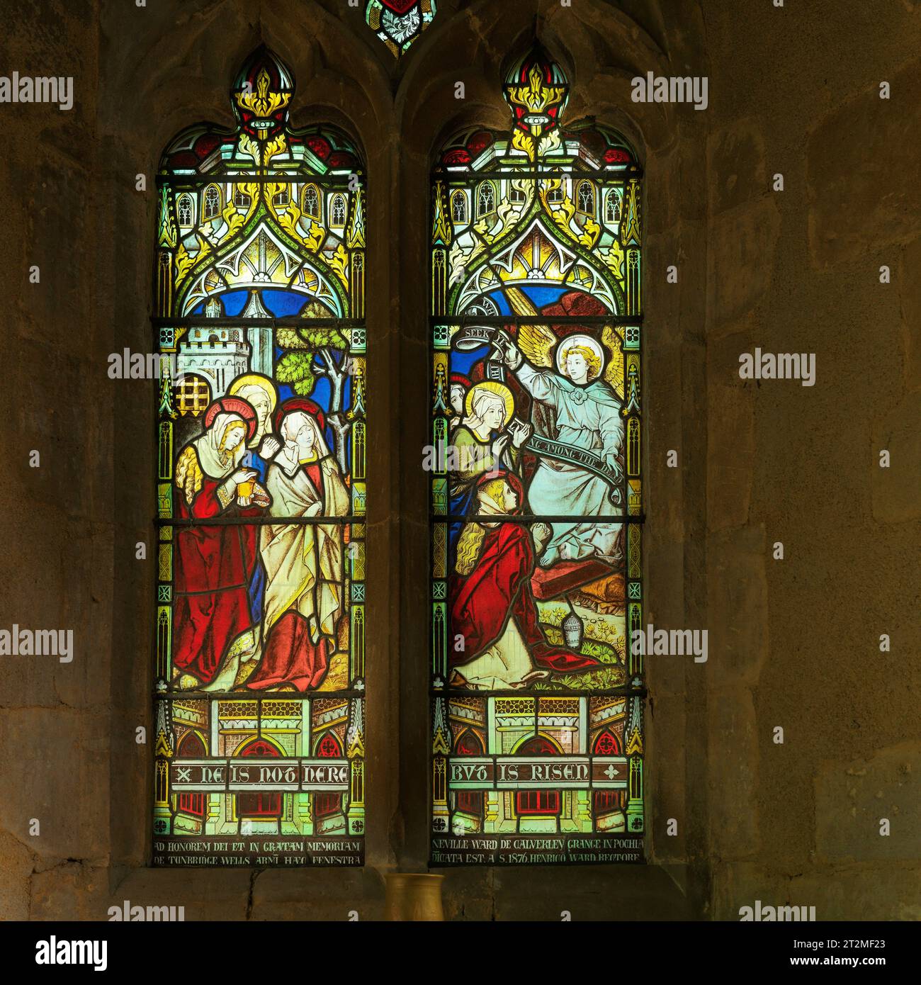 Una vetrata nella chiesa cristiana di San Pietro del XII secolo, nel villaggio inglese di Aldwinkle, N'hants. Foto Stock