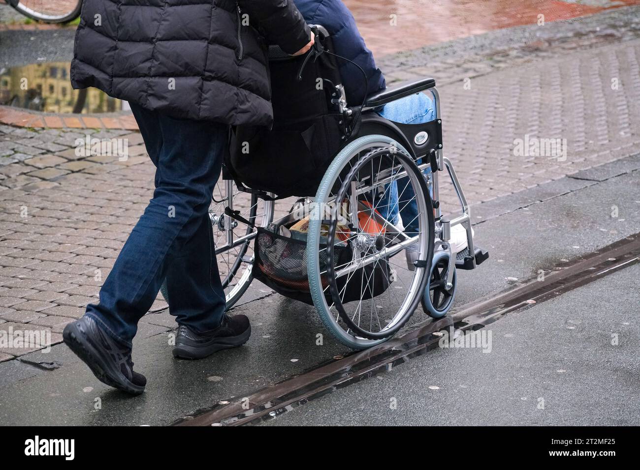 Düsseldorf 20.10.2023 Rollstuhl Bürgergeld Senioren Altersarmut Bevölkerungsdurchschnitt Diversität Diversity demografische Entwicklung demografie Bevölkerungsdemografie Herbstpandemie Rentner Rentenbescheid Rentenerhöhung Grundrente Grundsicherung Pflegeversicherung Pflegeplatz Pflegeheim Seniorenheim Düsseldorf Nordrhein-Westfalen Deutschland **** Düsseldorf 20 10 2023 sedia a rotelle denaro per cittadini anziani povertà media della popolazione diversità sviluppo demografico demografia demografia demografia popolazione pandemia autunnale avviso di pensione pensione pensione aumento di pensione di base cartolari di base Foto Stock