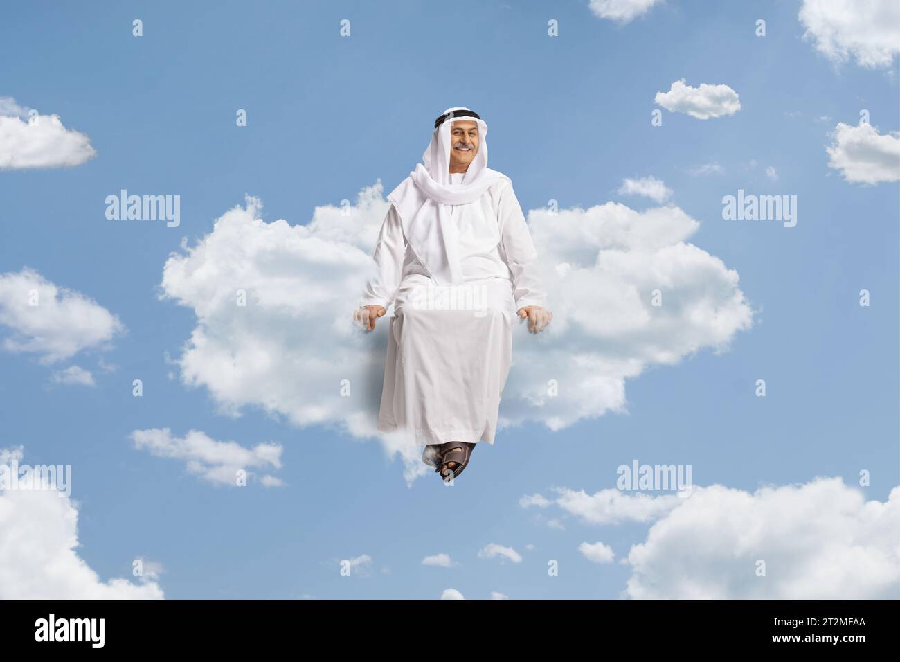 Uomo arabo maturo in abiti etnici seduto su una nuvola in cielo Foto Stock
