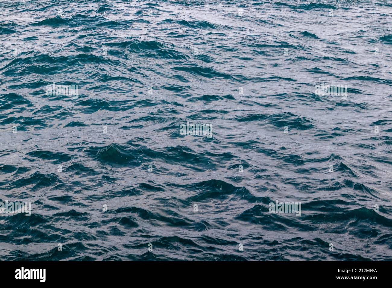 Ondulazione irregolare dello sfondo full frame dell'acqua Foto Stock