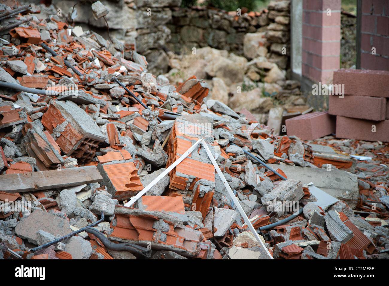 Immagine di detriti provenienti da una demolizione, pezzi di mattoni distrutti. Immagine concettuale dalla distruzione alla costruzione. Foto Stock