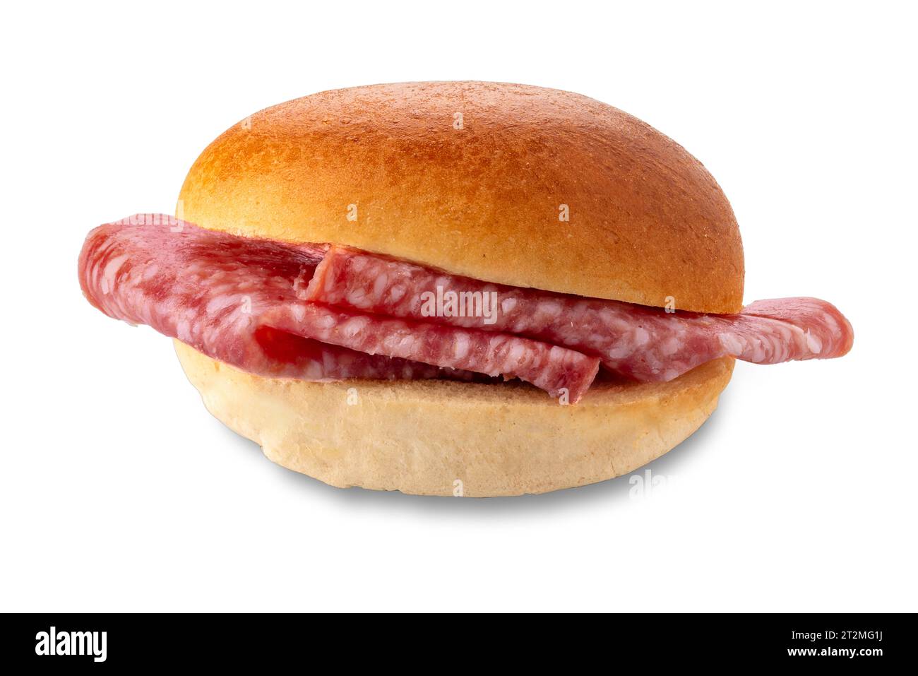Panino con salame, panino ripieno con fette di salsiccia isolate su bianco con percorso di ritaglio Foto Stock
