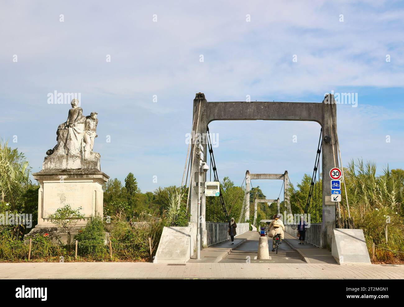 Ponte pedonale Saint-Symphorien o ponte sospeso pedonale e ciclabile Pont de fil che attraversa la Loira costruito dal 1845 al 1847 Tours Indre-et-Loire Francia Foto Stock