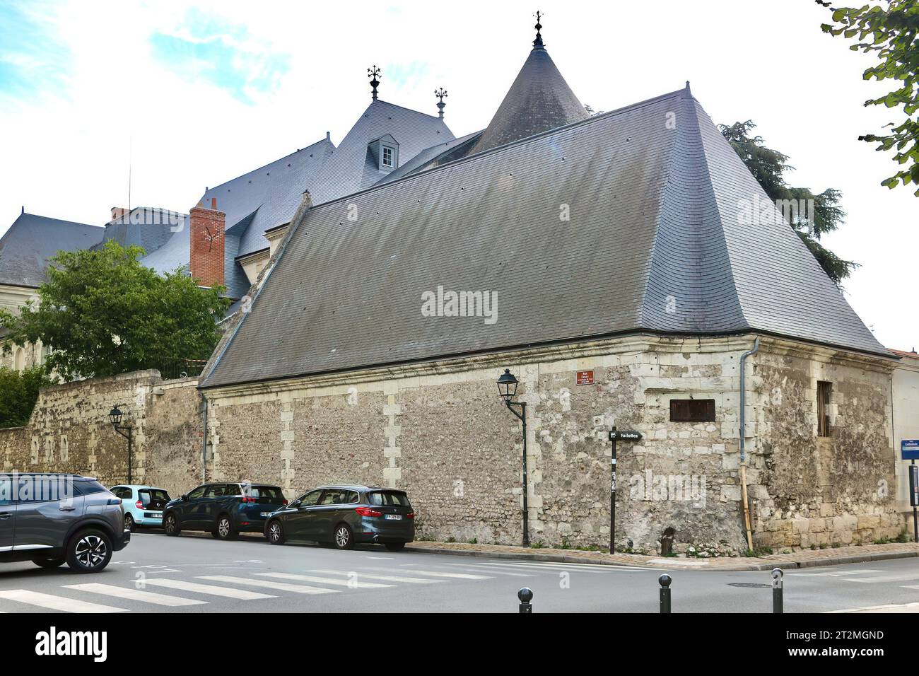 Strada laterale con il retro della chiesa di Saint-Grégoire des Minimes nel centro storico della città Rue de la Préfecture Tours Indre-et-Loire Francia Foto Stock