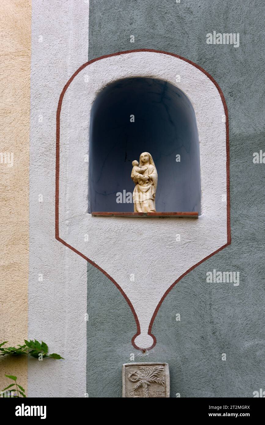 Oratorio murale o nicchia murale decorativa con statua della Vergine Maria e del bambino Gesù Castellane Alpes-de-Haute-Provence Francia Foto Stock