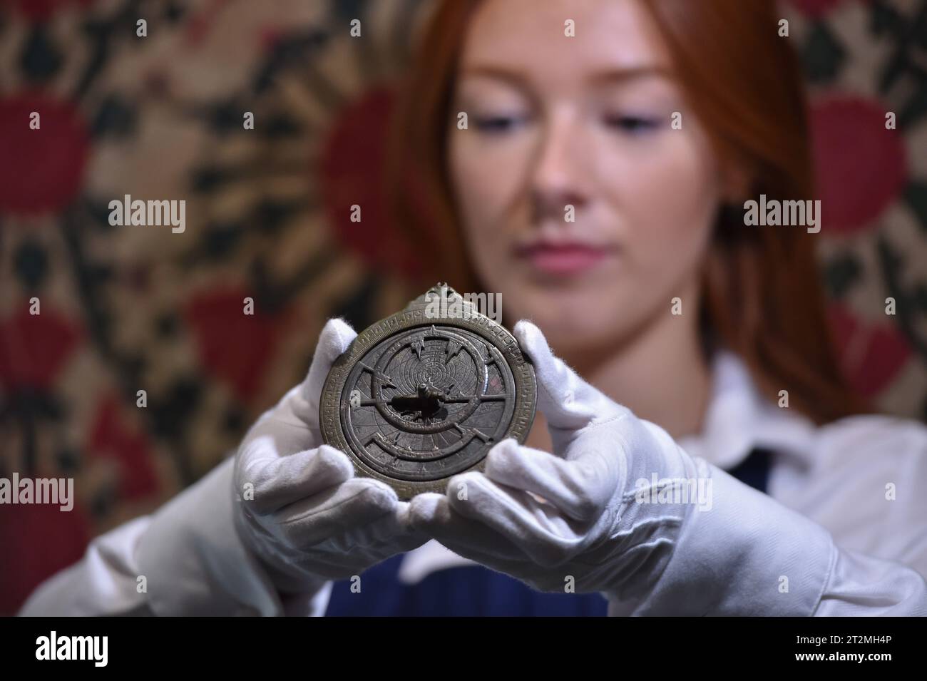 Londra, Inghilterra, Regno Unito. 20 ottobre 2023. Un "astrolabio di ottone abbaside" proveniente dall'Iraq, Baghdad, intorno al 900 d.C., con un valore stimato di Â £ 1.500.000 - Â £ 2.500.000, è stato presentato da un tecnico al Sotheby's London. (Immagine di credito: © Thomas Krych/ZUMA Press Wire) SOLO USO EDITORIALE! Non per USO commerciale! Crediti: ZUMA Press, Inc./Alamy Live News Foto Stock